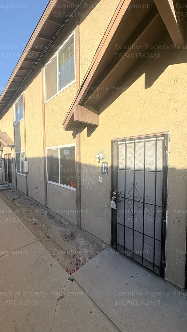 Foto del edificio - 2 bedroom 1.5 bathroom townhome near shopping centers and hospital! Located in the 93305 zip code...
