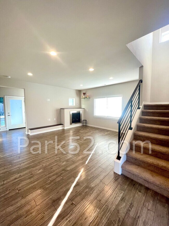 Foto del edificio - Beautiful Tri-Level 3 Bedroom Home in University Place