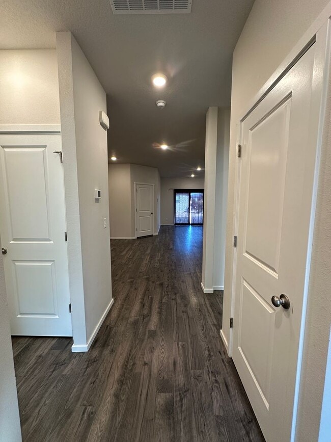 Building Photo - Single Level 2 Bedroom / 2 Bathroom House ...