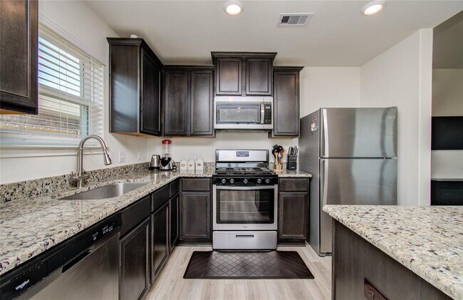 Foto del edificio - 513 Amberwood Pk Dr
