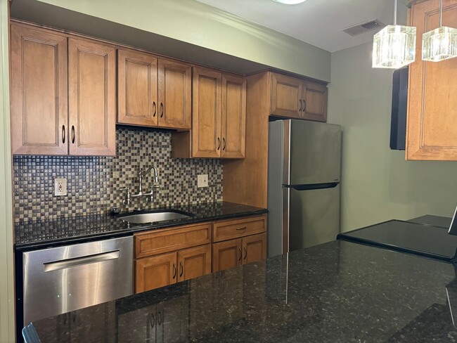 Foto del edificio - {449} Move-in Ready Quality Hill Townhome ...