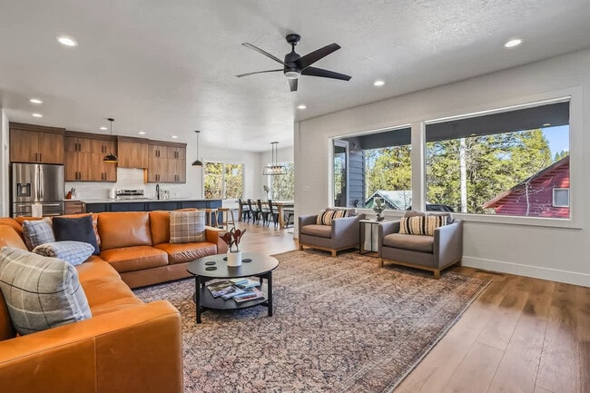 Foto del edificio - 1013 Yew Wood St