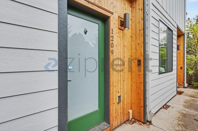 Building Photo - Unit 4
