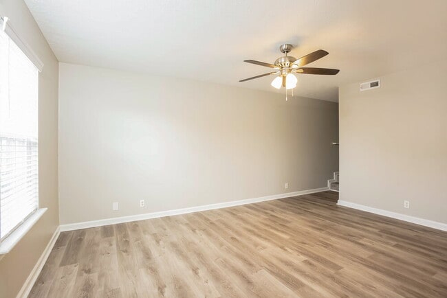 Foto del edificio - 1043 Tom Hailey Blvd