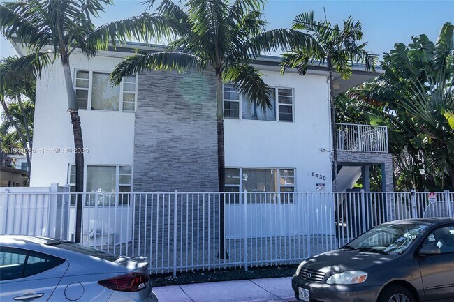 Foto del edificio - 8430 Harding Ave