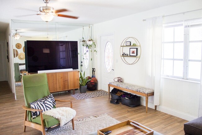 Foto del edificio - 556 NW 15th Ct
