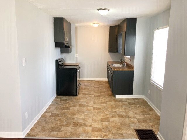 Foto del edificio - EAST SIDE 2 BEDROOM WITH BASEMENT!  AVAILABLE NOW!