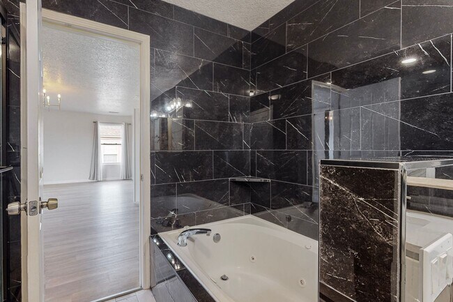 Foto del edificio - UNSER/I40 2/Story 4 Bedroom 3.5 Bath  3/CG