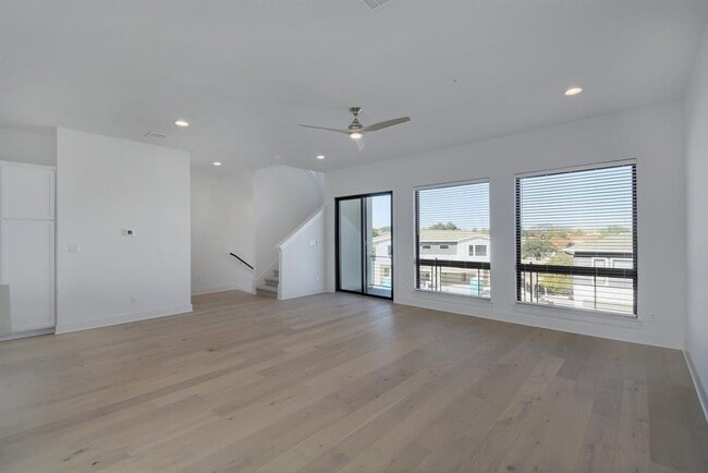 Building Photo - 2050 Lohmans Spur Rd