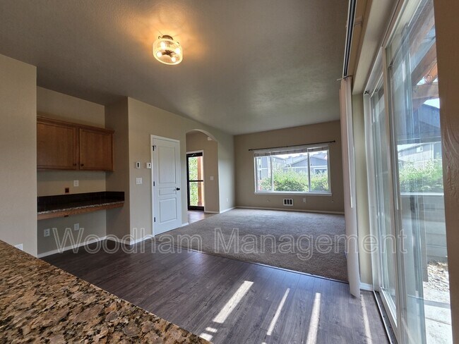 Building Photo - 393 Water Lily Dr