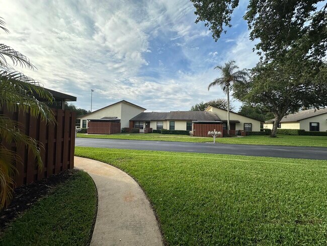Building Photo - 8075 SE Villa Cir