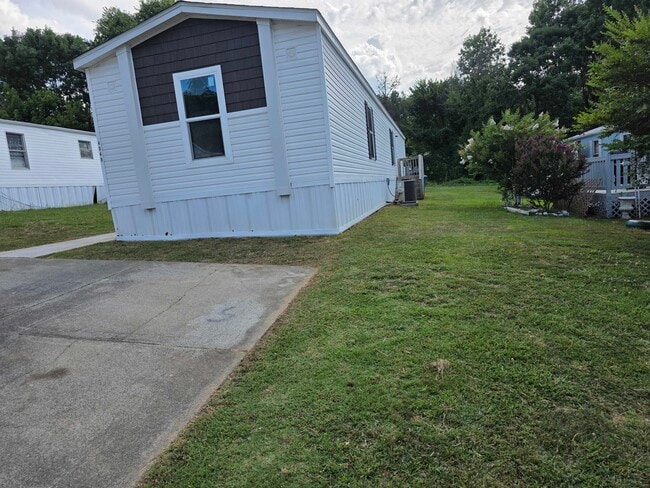 Foto del edificio - 4049 Trout Ln