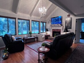 Building Photo - 1701 Longbend Dr