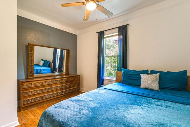 Foto del edificio - 8318 S Burnham Ave