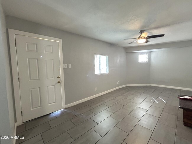 Foto del edificio - 9618 N 5th St