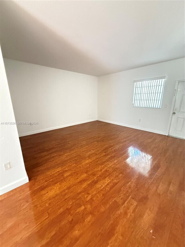 Foto del edificio - 373 NE 26th Pl