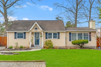 Building Photo - 14 Chestnut St