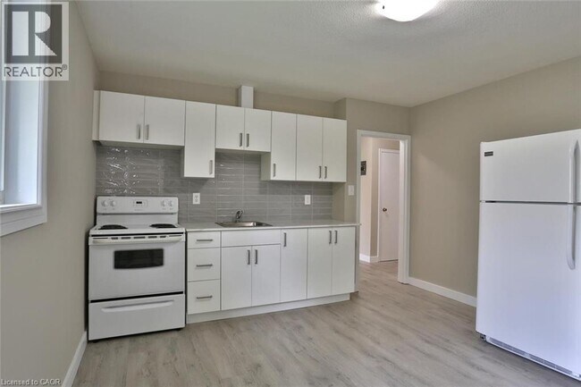 Photo du bâtiment - 240 Duke St E