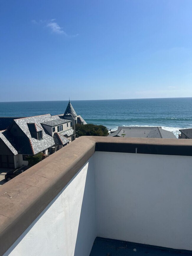 Foto del edificio - Gorgeous 2 bedroom 2 bath Furnished Upper ...