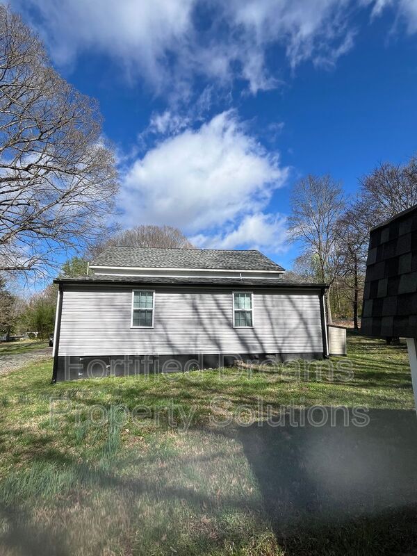 Building Photo - 551 Ridgeway Cir