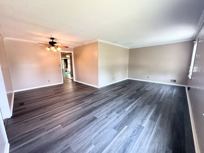 Foto del edificio - 2105 Hobson Ct