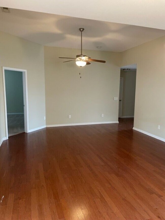Foto del edificio - This property is located at The Villages at Mariner's Pointe - 3 Bedrooms  2 Baths  with 2 Car Ga...