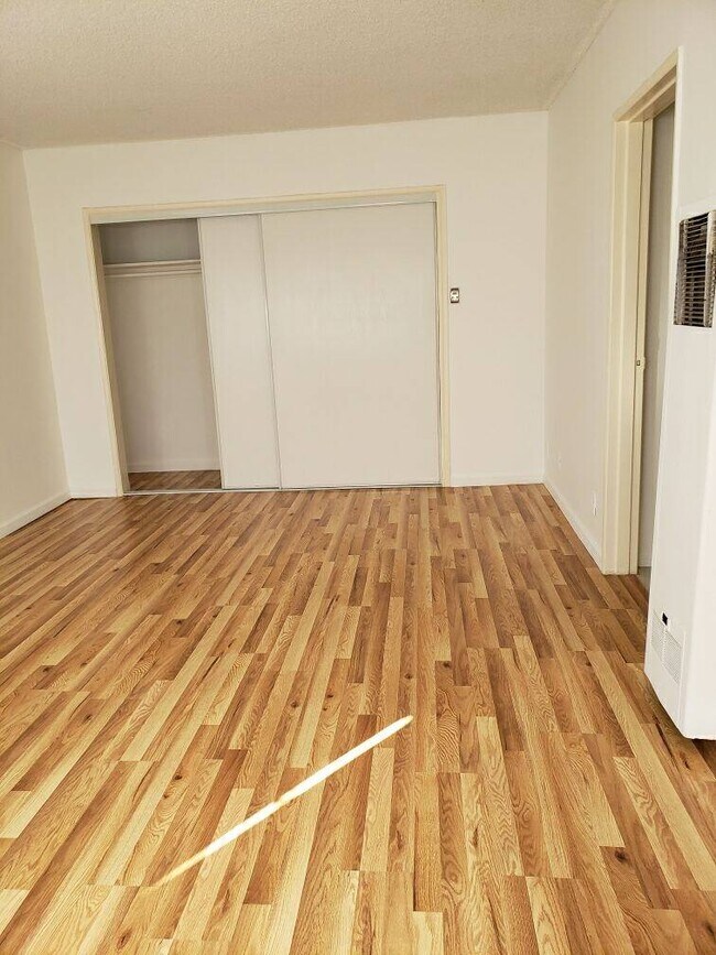 Building Photo - 501 S Oxford Ave