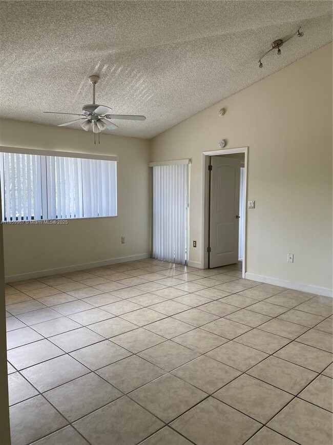 Foto del edificio - 2445 SW 18th Terrace