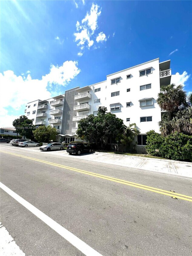 Primary Photo - 9700 E Bay Harbor Dr