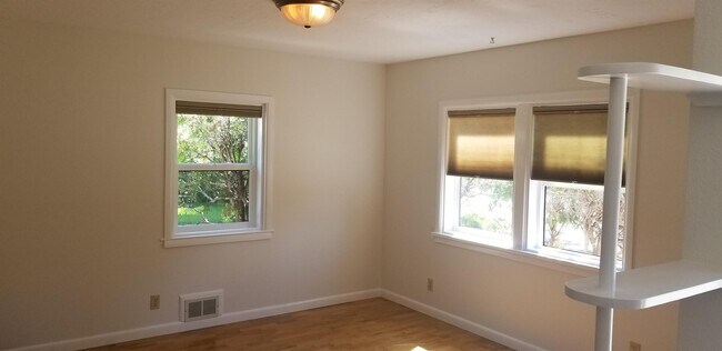 Building Photo - 208 S 10th Ave