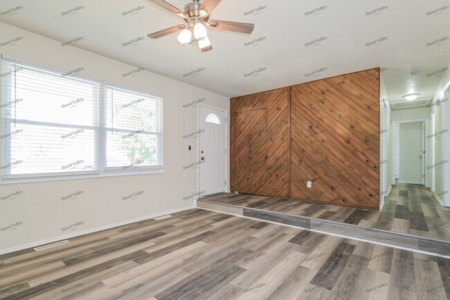 Building Photo - 2950 Aintree Dr