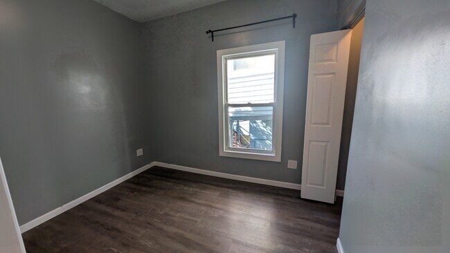 Foto del edificio - 1629 W Beach Ave