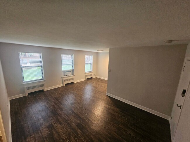 Building Photo - Updated Studio Apt in Dogtown!