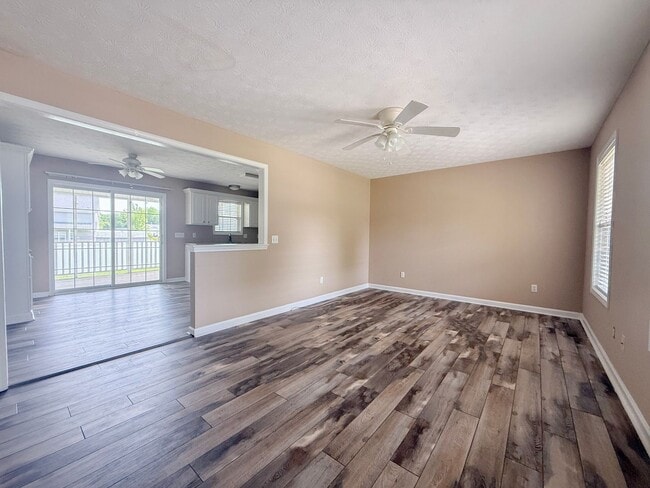 Foto del edificio - Pet-Friendly 3-Bedroom Home with Garage, Screened-In Porch & Spacious Bedrooms