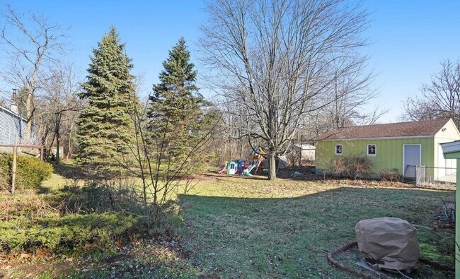 Patio interior - 2811 3 Mile Rd NE