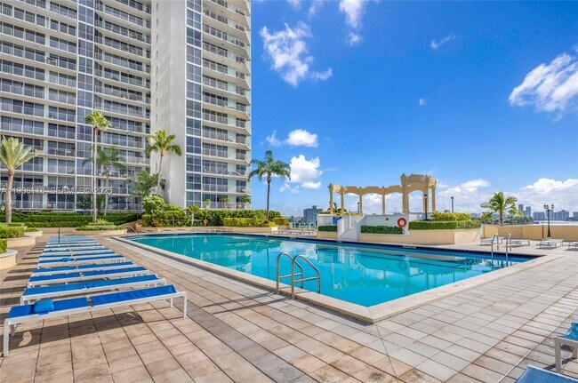 Foto del edificio - 7601 E Treasure Dr