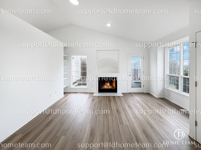 Foto del edificio - "Charming 3-Bed Home in Renton with Granite Elegance & Spacious Living!"