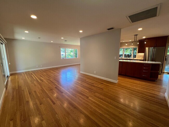 Building Photo - Spacious, Charming 4BD/2BA Home in Cozy Su...