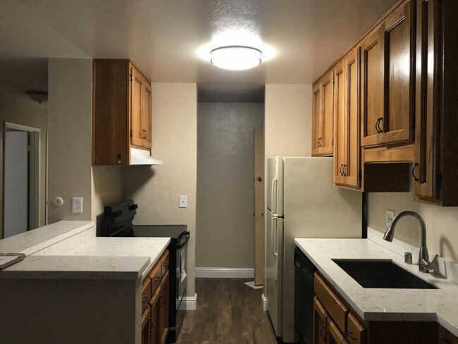 Foto del edificio - Make This Condo A Place You Can Call Home!!