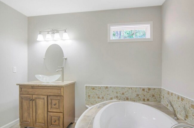 Foto del edificio - 7413 Laketree Dr