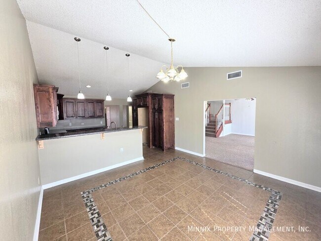 Foto del edificio - 1325 E Cowden Ave