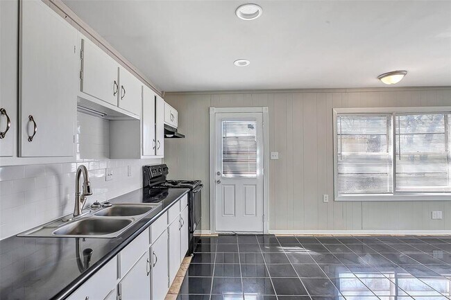 Foto del edificio - 7209 Blue Jay Dr