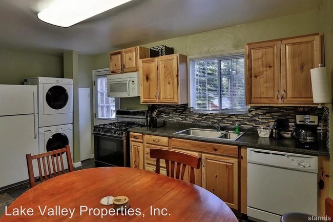 Building Photo - 3 br, 1 bath House - 1523 Plumas Circle