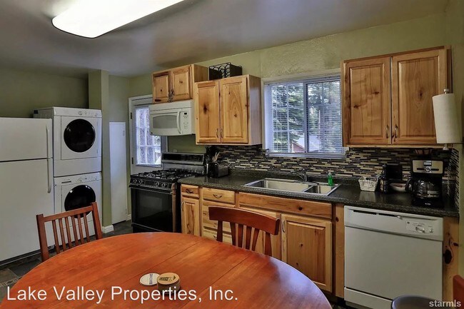 Foto del edificio - 3 br, 1 bath House - 1523 Plumas Circle