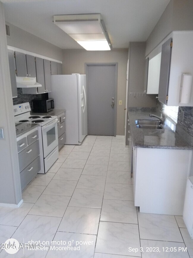 Foto del edificio - 10631 W Edgewood Dr