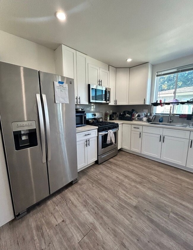 Photo - Private Bedroom w Personal Bathroom & Shower, shared student-oriented space Apartment