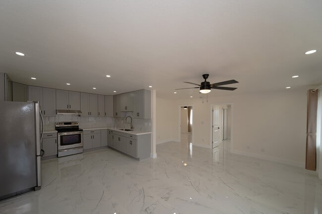 Building Photo - 2074 Hoolaulea St