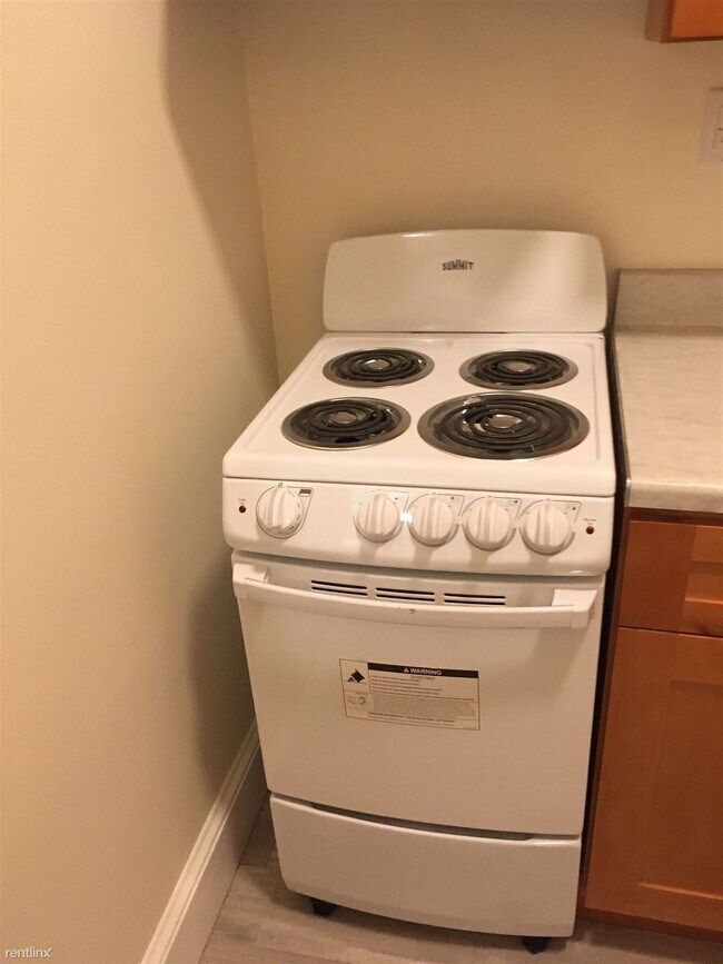 Building Photo - Studio, 1 bath Apartment - 31 Park Dr Apt 2K