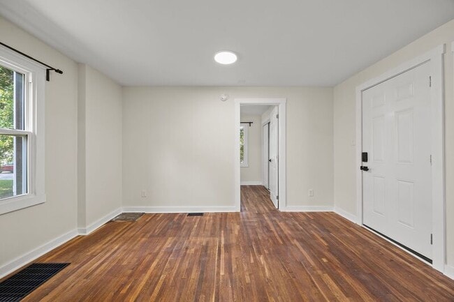 Building Photo - 1383 Eastview Ave