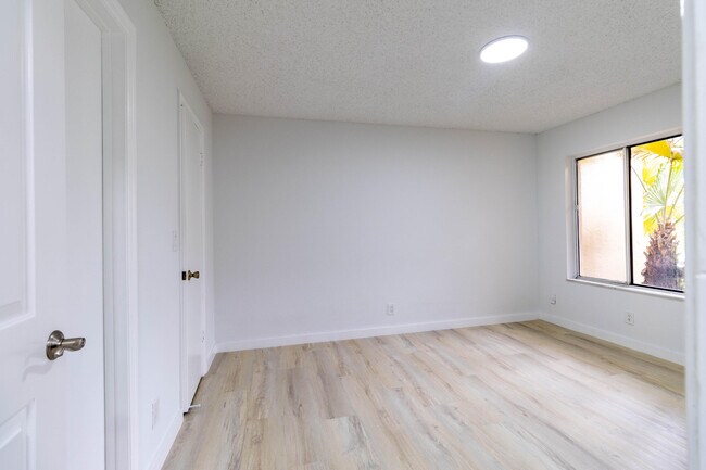 Foto del edificio - 3350 Pinewalk Dr N